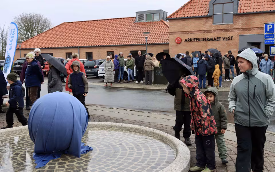 Blå Kugle pryder nu bybilledet