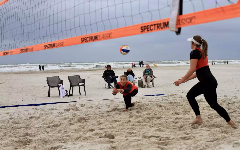 Vestenvinden udfordrer beachvolley-eliten