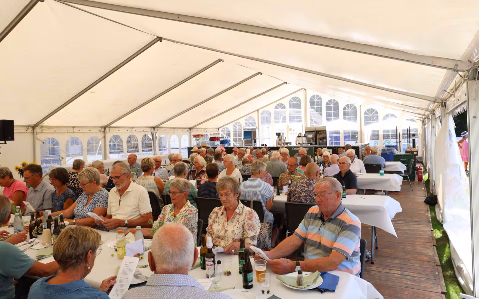 Sommerstemning og glade mennesker til sommerfest på Tistrup Stadion - Se billeder og filmklip..