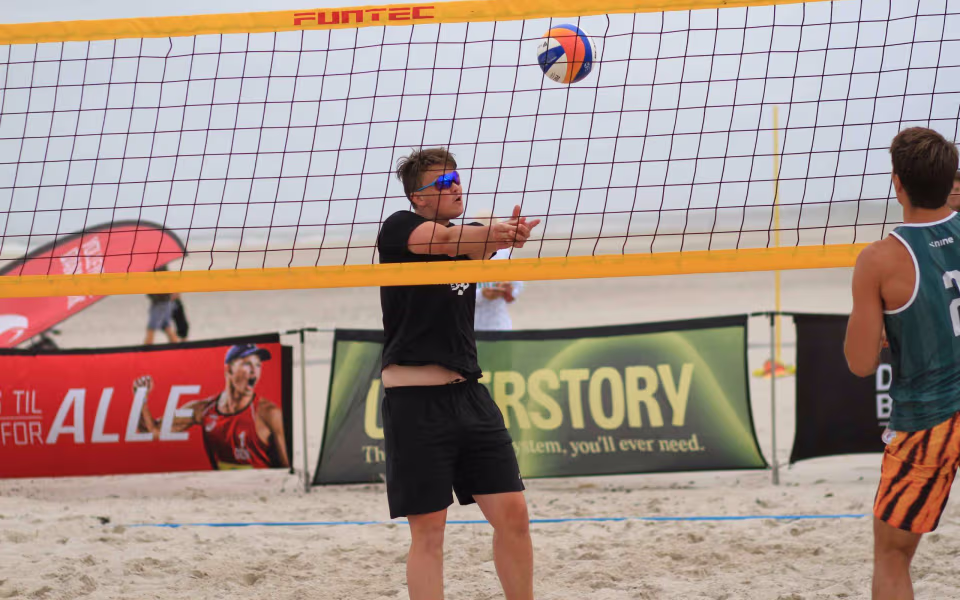 Vestenvinden udfordrer beachvolley-eliten