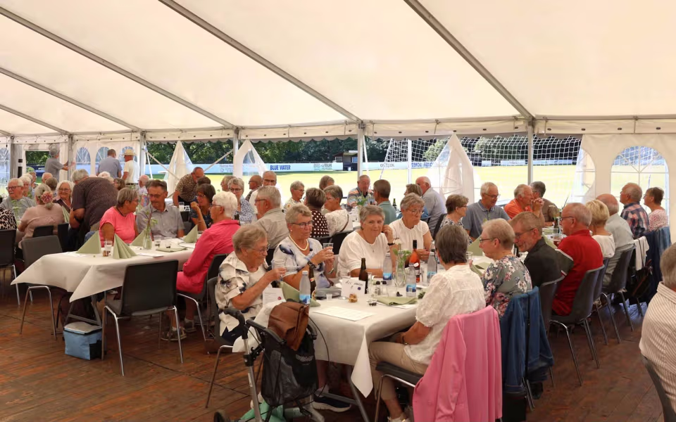 Sommerstemning og glade mennesker til sommerfest på Tistrup Stadion - Se billeder og filmklip..