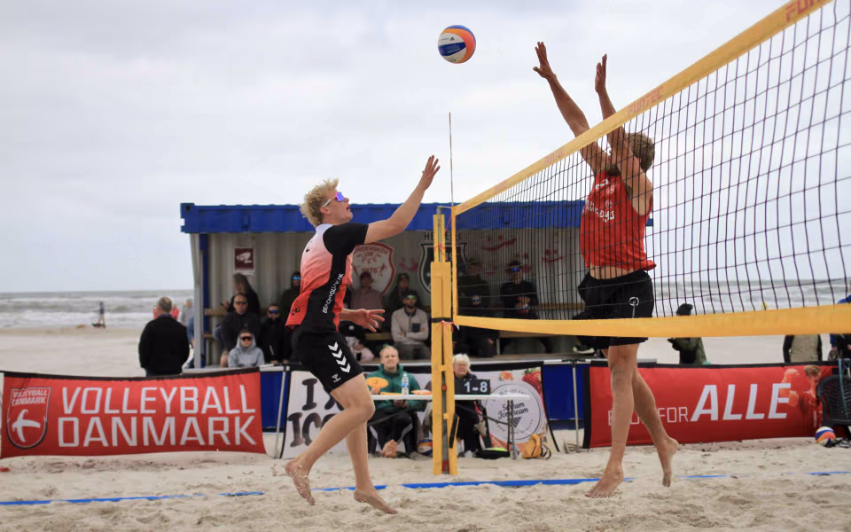 Vestenvinden udfordrer beachvolley-eliten
