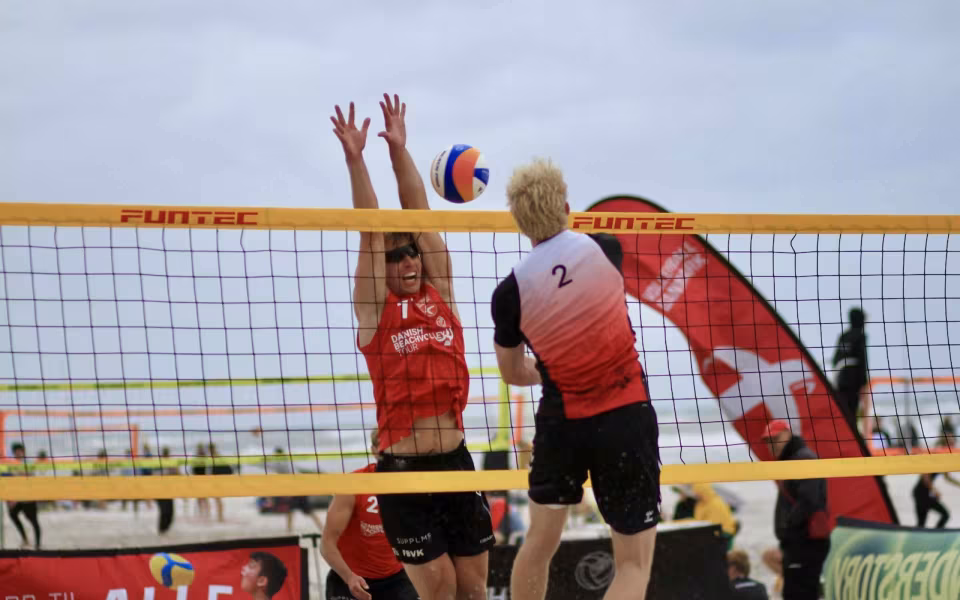 Vestenvinden udfordrer beachvolley-eliten