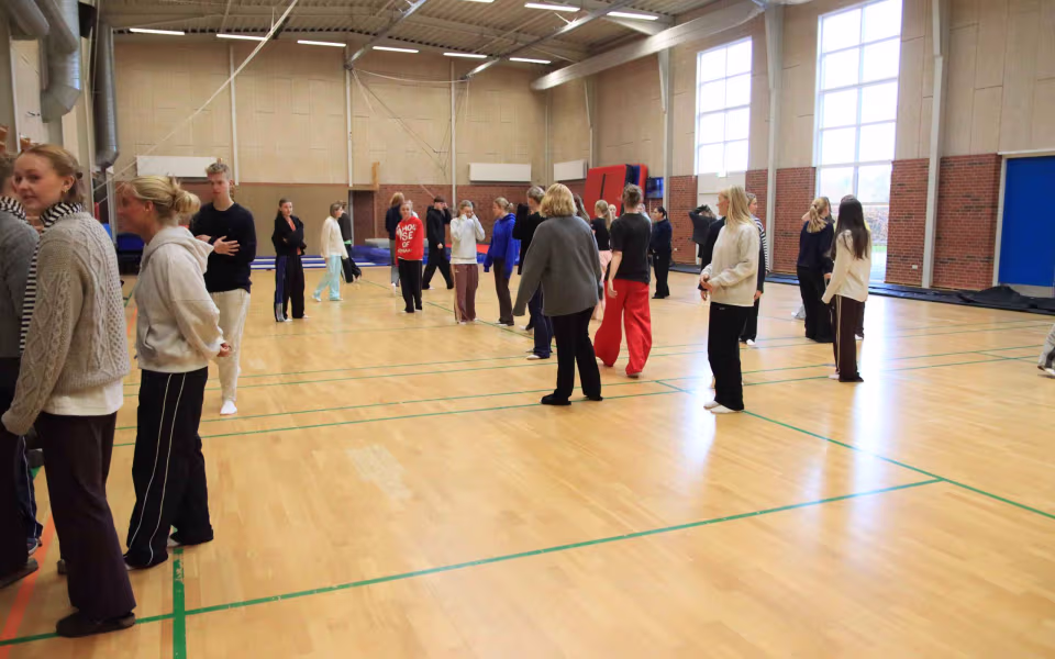 Forventningsfulde gymnaster gør klar