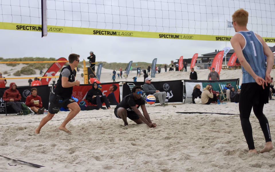 Vestenvinden udfordrer beachvolley-eliten