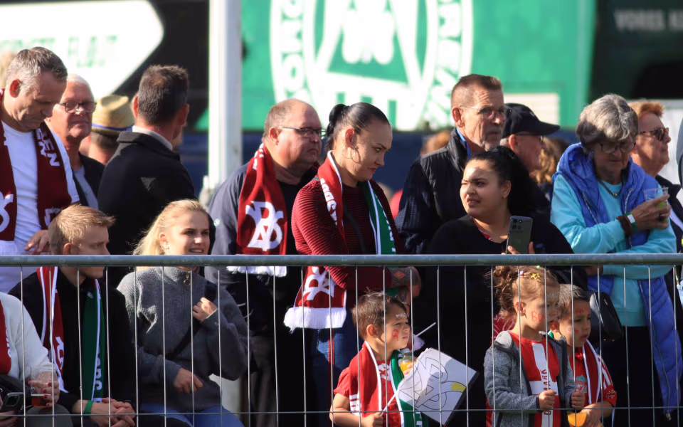 Fodboldfest på Oksbøl Stadion med glade fans og stor frivillig indsats