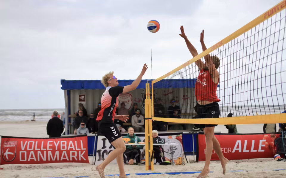 Vestenvinden udfordrer beachvolley-eliten