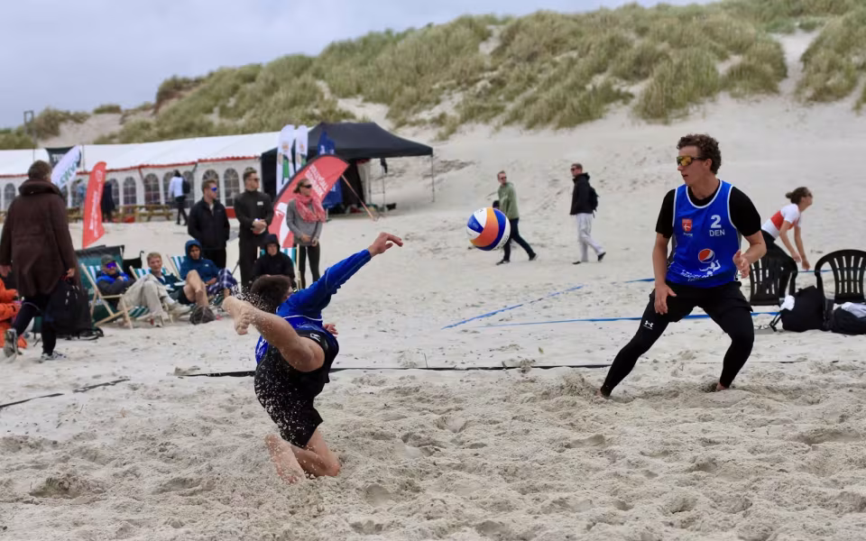 Vestenvinden udfordrer beachvolley-eliten