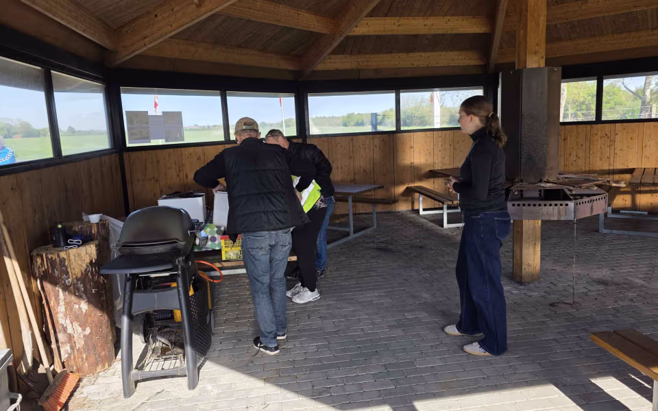 Årets Loppemarked på Krusbjerg Stadion: En dag med fællesskab, handel og stærke traditioner.