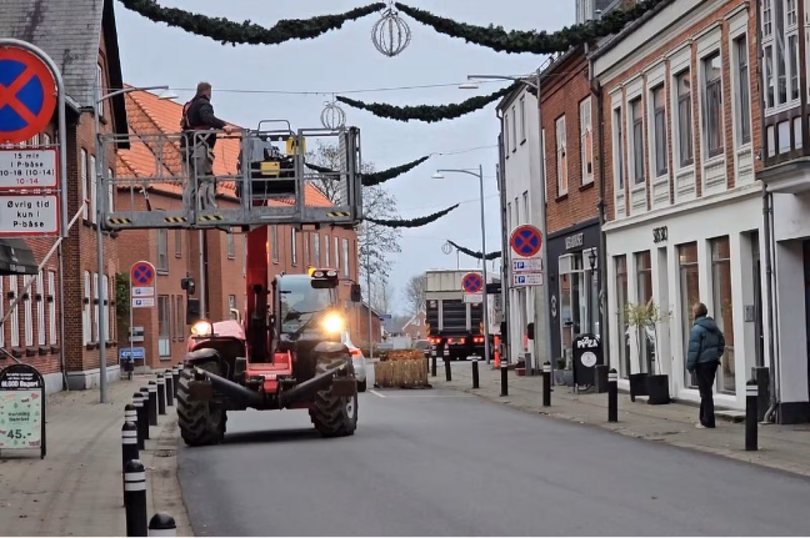 Filmklip - Der gøres klar til jul i Ølgod 2024.