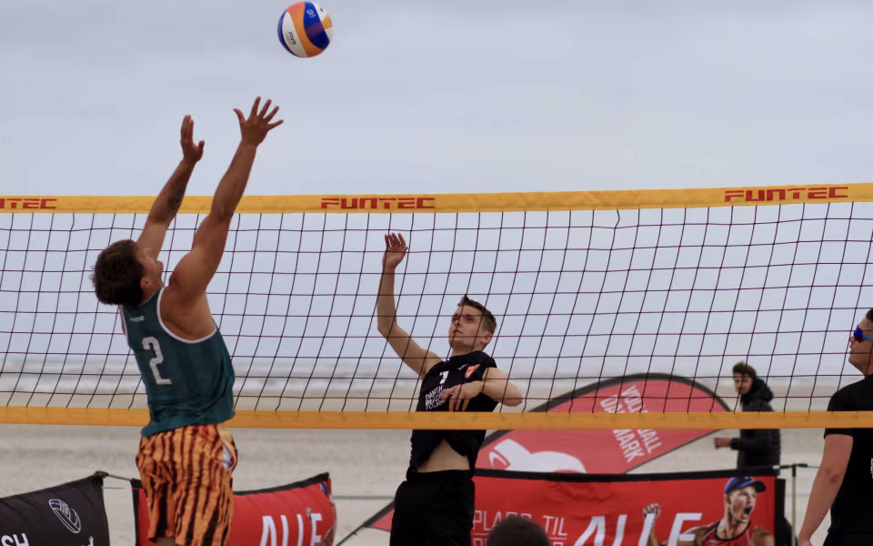 Vestenvinden udfordrer beachvolley-eliten