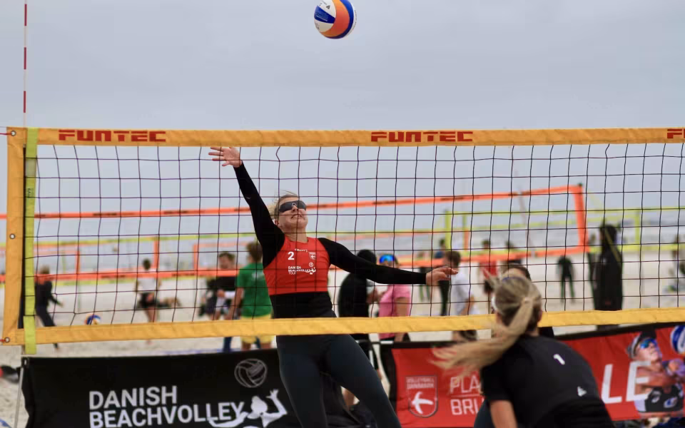 Vestenvinden udfordrer beachvolley-eliten