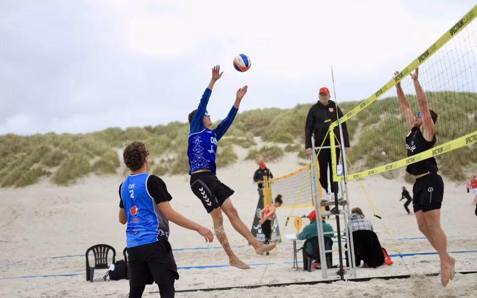 Vestenvinden udfordrer beachvolley-eliten