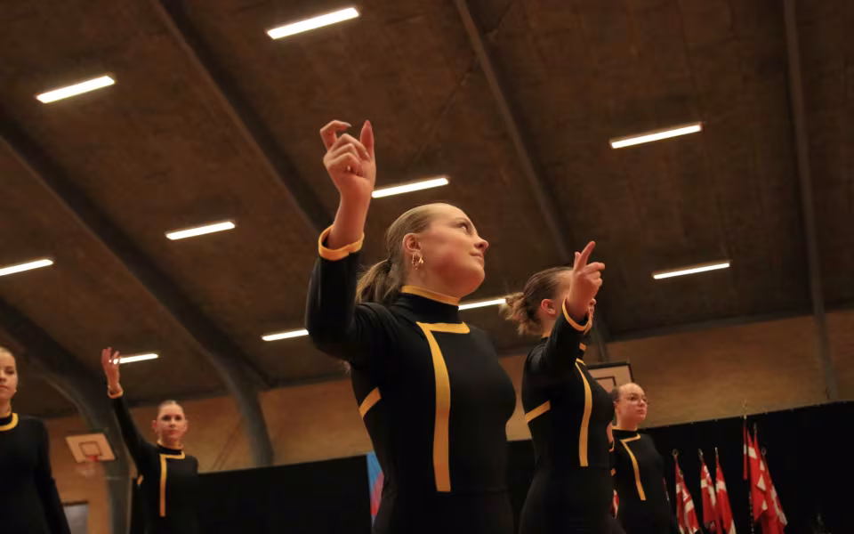 Farverig opvisning lyser Sportspark op