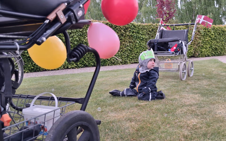 Børnene fra dagplejen spredte glæde og satte røde hjerter op rundt i Ansager for at markere Dagplejens Dag