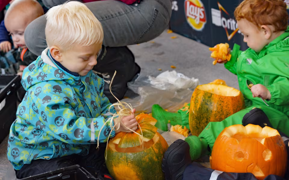 Dagplejebørn i Ansager hjælper brugsen med at udmykke til halloween