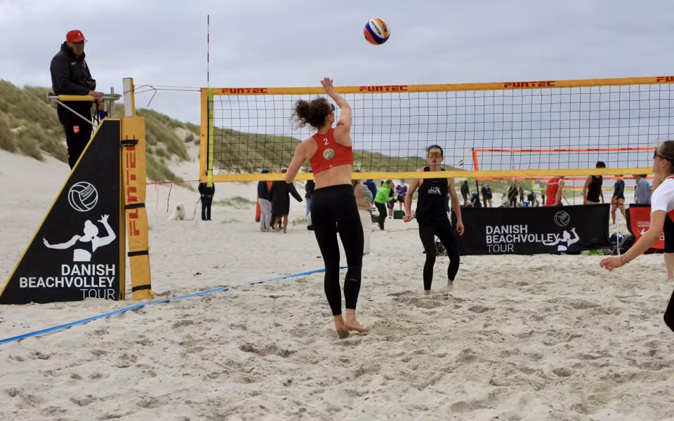 Vestenvinden udfordrer beachvolley-eliten