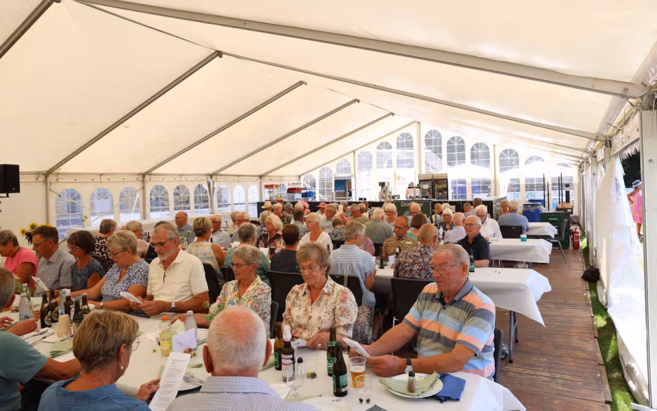 Sommerstemning og glade mennesker til sommerfest på Tistrup Stadion - Se billeder og filmklip..