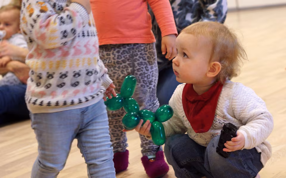 Musikalsk ballonmand besøger dagplejen