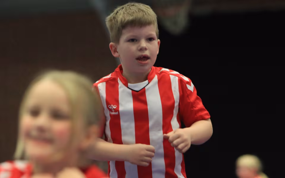 Salto Kids charmerer ved Helleopvisning