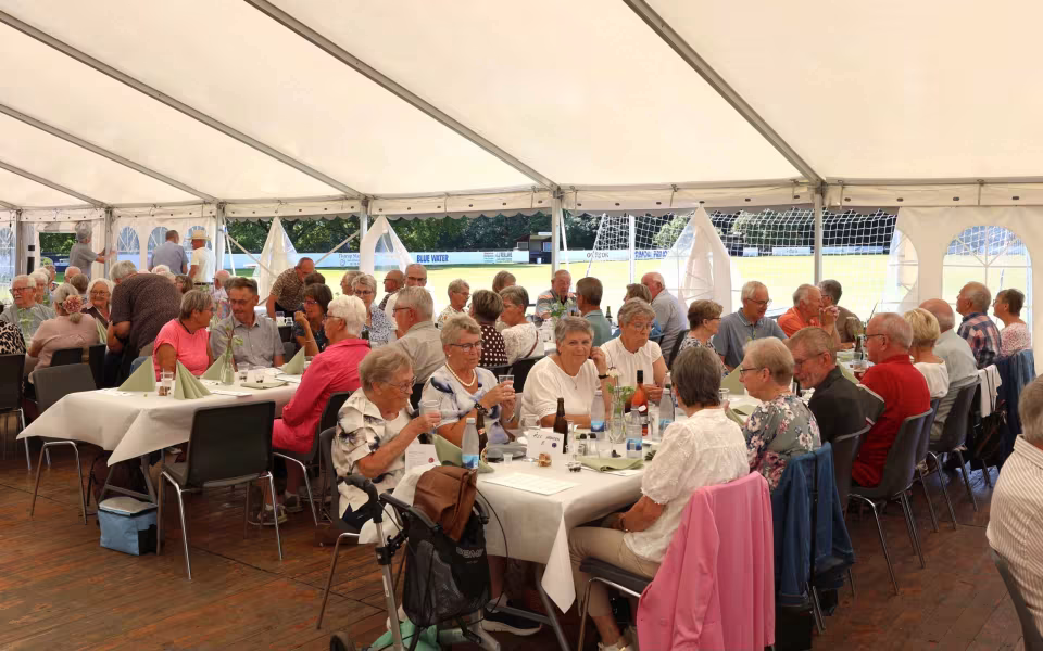 Sommerstemning og glade mennesker til sommerfest på Tistrup Stadion - Se billeder og filmklip..