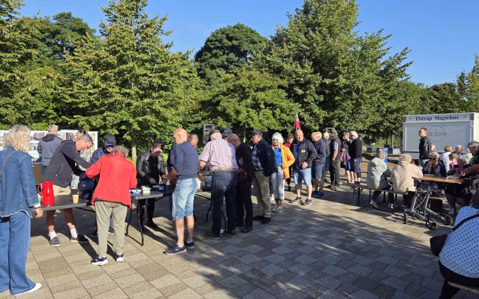 Tistrup Station forvandlet til et festligt samlingspunkt i anledning af den vestjyske længdebane 150-års jubilæum.