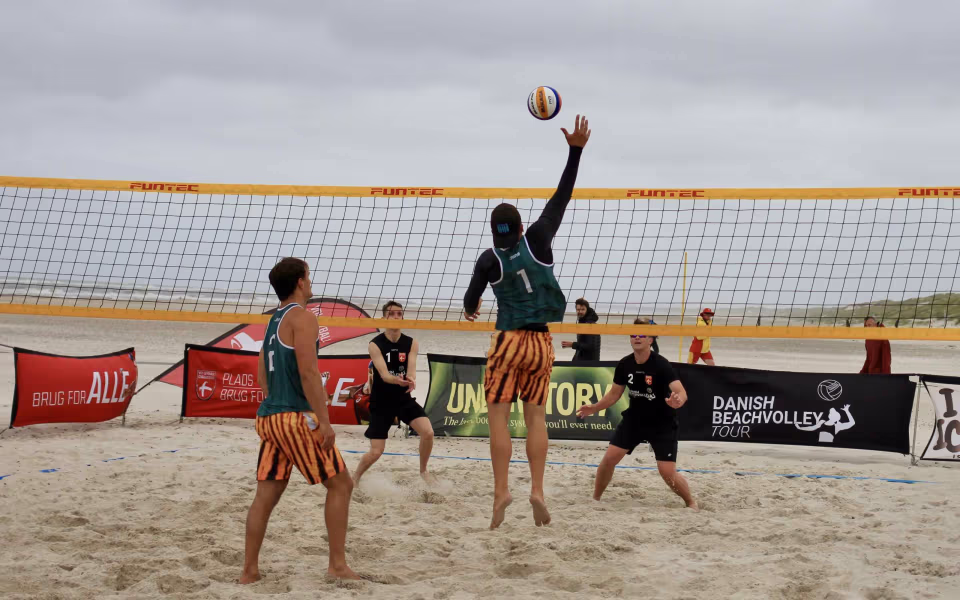 Vestenvinden udfordrer beachvolley-eliten