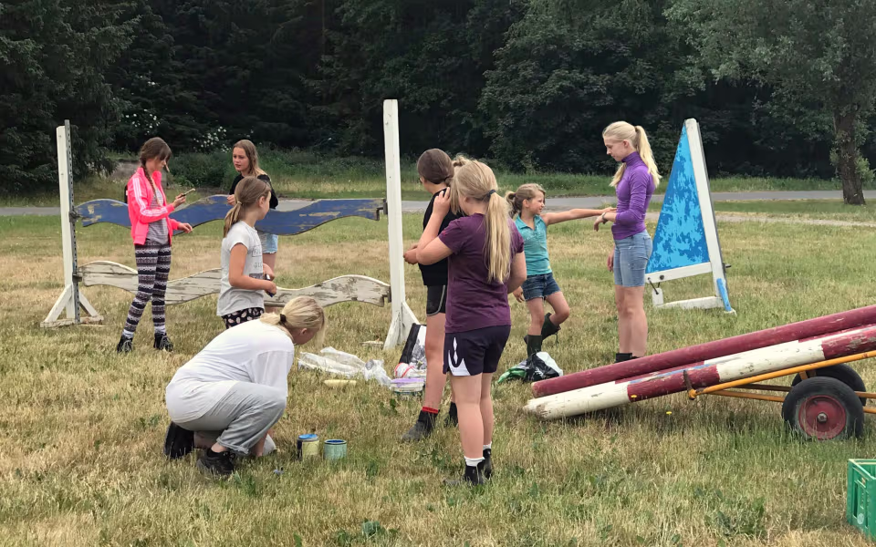 Frivilligt arbejde på rideklubben med kreativ genbrug af materialer