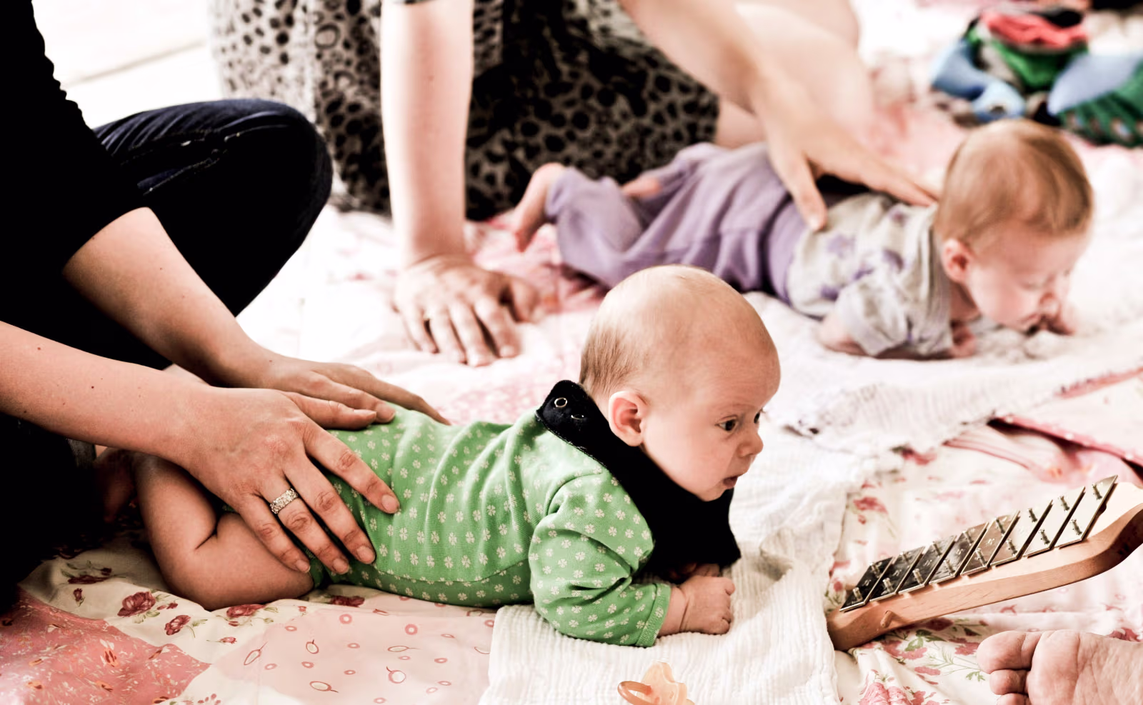 I tillæg til samvær med andre forældre får du inspiration til sang, bevægelse og musikalse lege, som du kan lege med dit barn derhjemme. Der er babysalmesang i Skovlund og Ansager kirker, første gang den 17. juni 2019