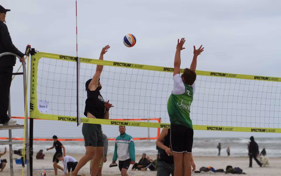 Vestenvinden udfordrer beachvolley-eliten