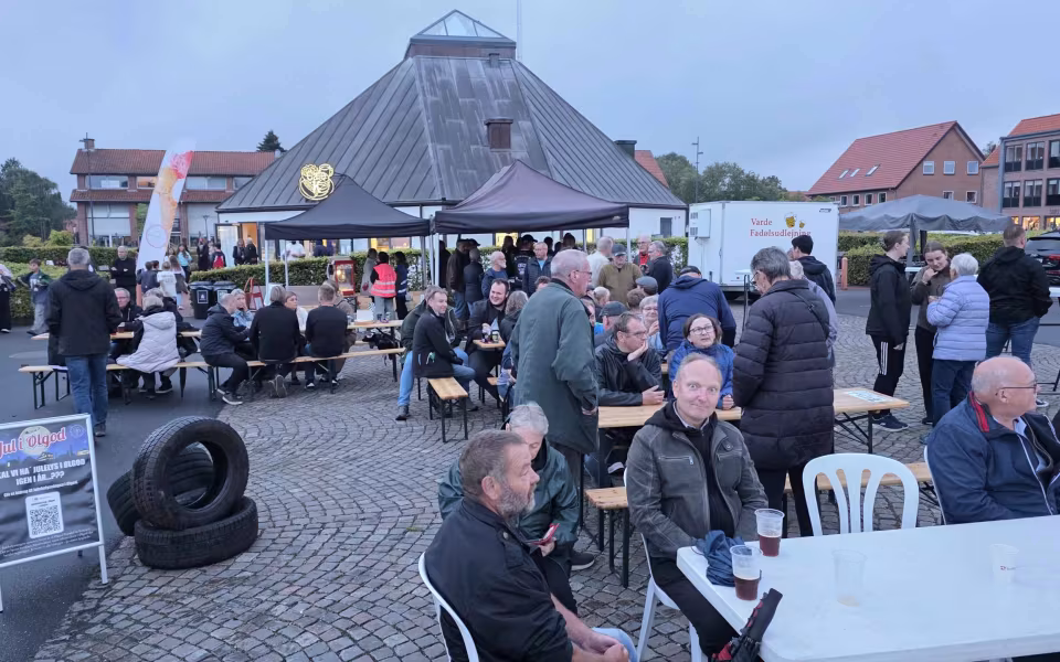Regnen stoppede ikke sensommerens Late Night i Ølgod - Se billeder