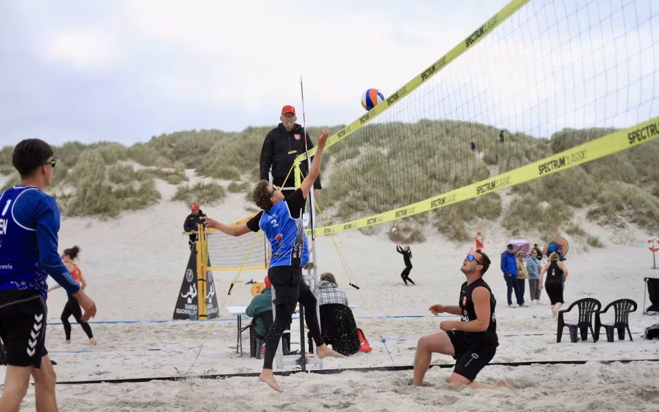 Vestenvinden udfordrer beachvolley-eliten