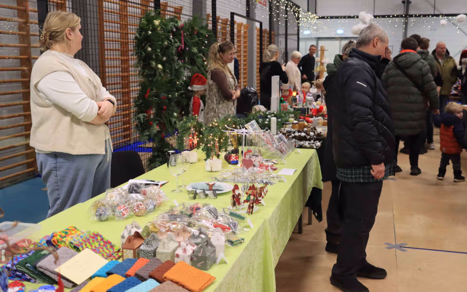 Julemarked samlede Billum i hallen