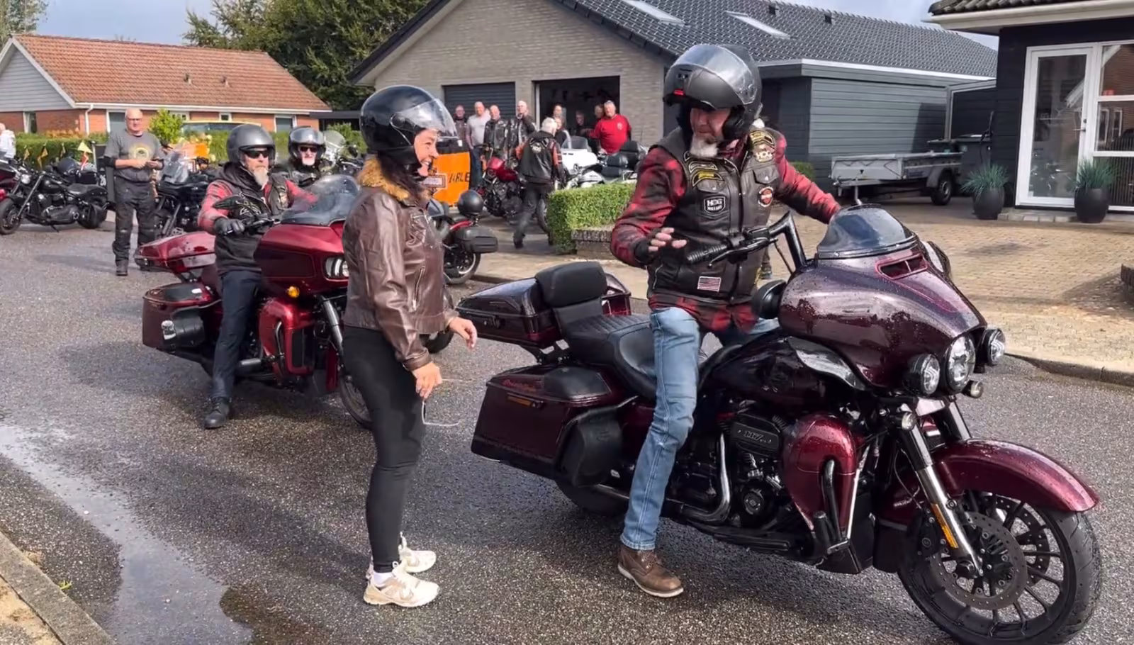 Ulla Bruslund står klar med hjelm ved en Harley-Davidson på Vinkelvej, hvor hun på sin 60-årsdag fik en særlig fødselsdagstur.