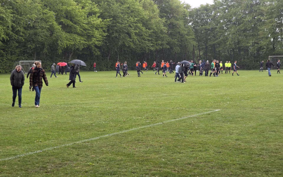 Kampreferat fra serie 1 kampen mellem Helle FC og HTS - Byfest, fodbold og fællesskab på Fåborg Stadion