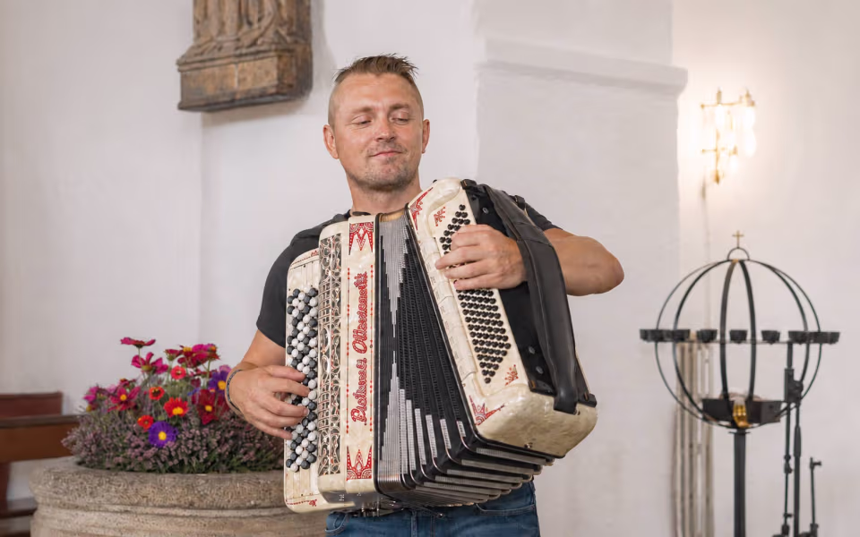 Kristian Rusbjerg optrådte i Ansager Kirke i 2020. Fredag den 24. juli vender han tilbage – denne gang som en del af Kristian Rusbjerg Trio, der åbner rækken af fire koncerter i kirken under Rundt om Harmonikaen i Ansager.