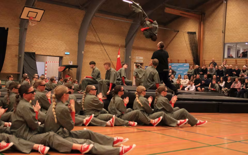 Farverig opvisning lyser Sportspark op