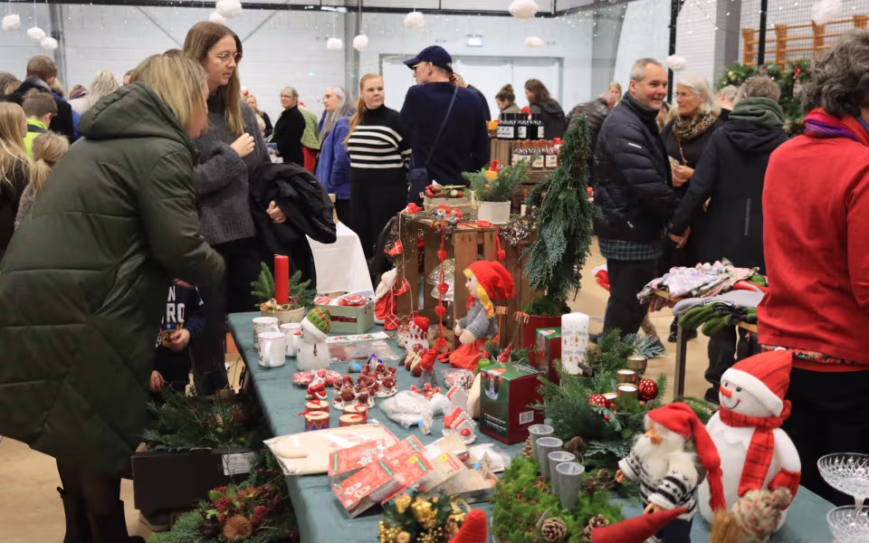 Julemarked samlede Billum i hallen
