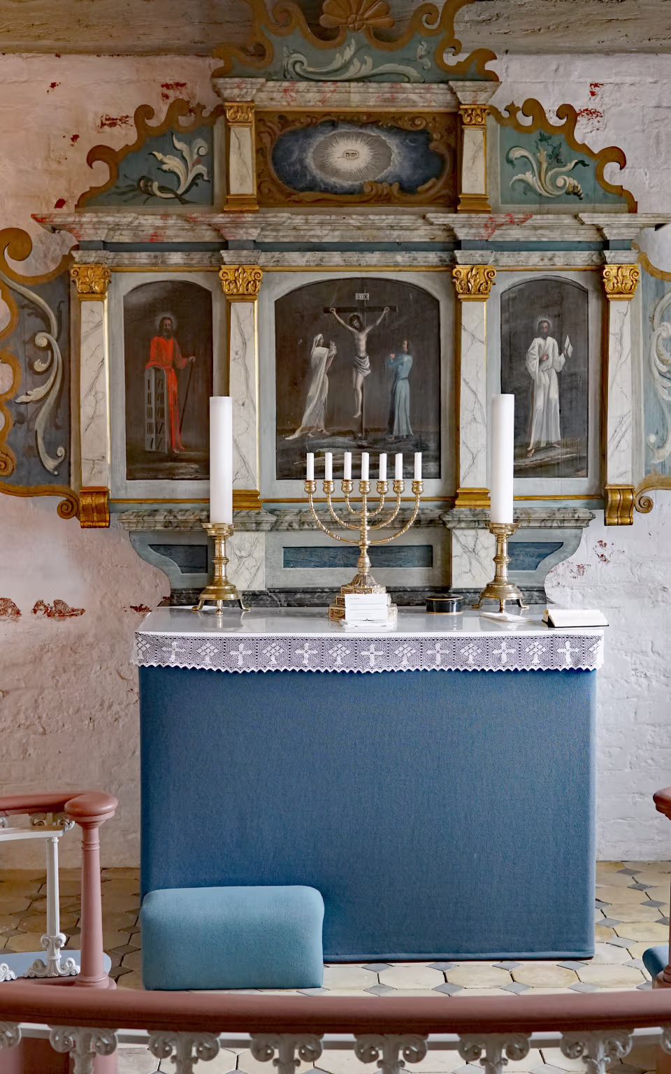 Altertavle i Ho Kirke med korsfæstelsesmaleri, forgyldte detaljer og lysestager