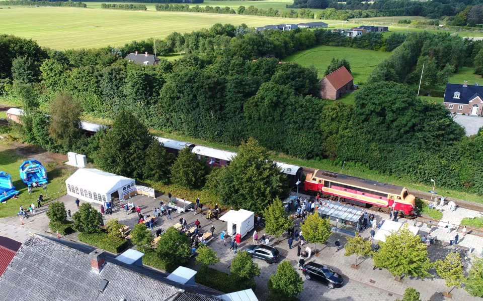 Tistrup Station forvandlet til et festligt samlingspunkt i anledning af den vestjyske længdebane 150-års jubilæum.