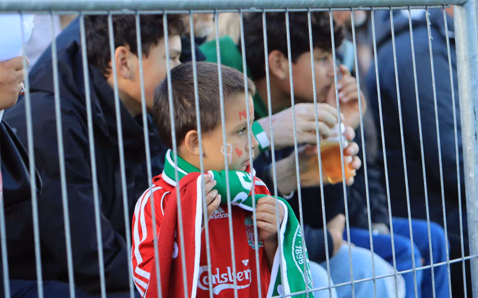 Fodboldfest på Oksbøl Stadion med glade fans og stor frivillig indsats