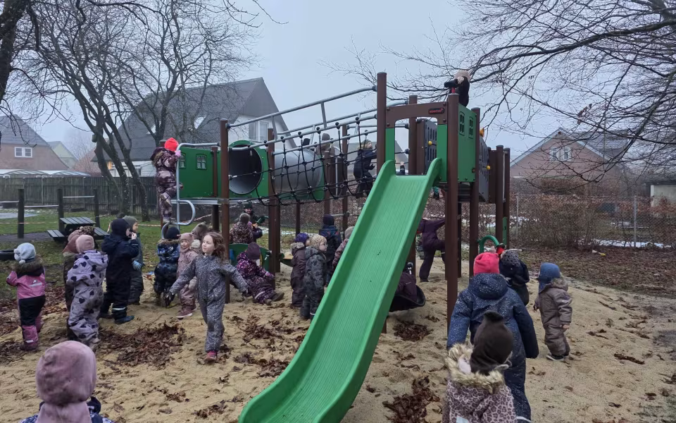 Indvielse af nyt legetårn ved Møllehuset i Tistrup
