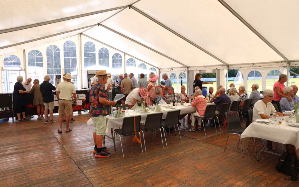 Sommerstemning og glade mennesker til sommerfest på Tistrup Stadion - Se billeder og filmklip..