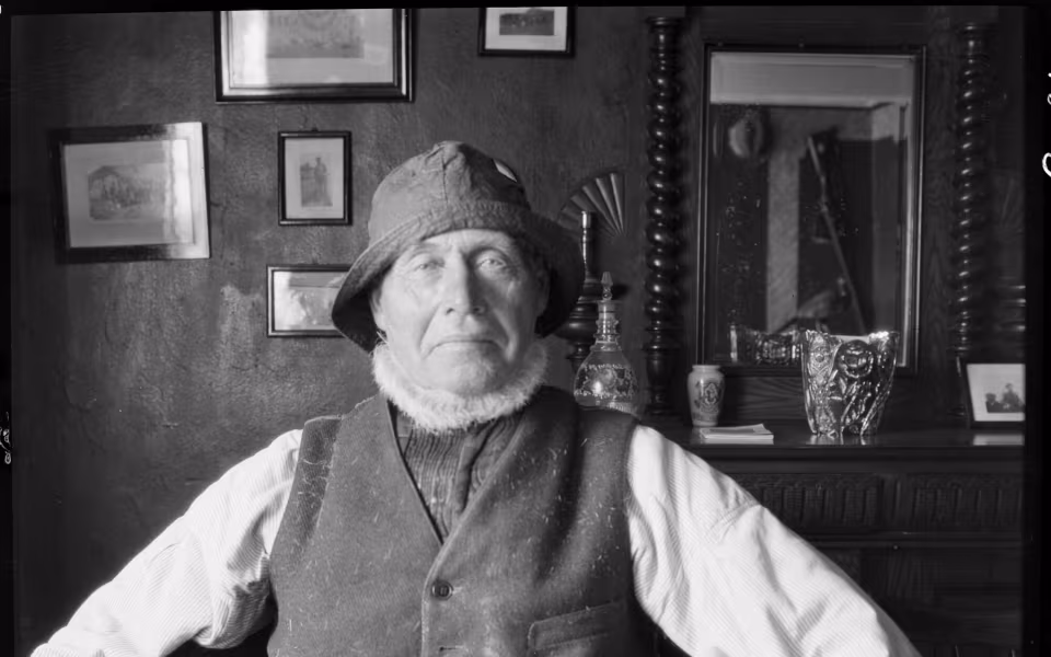 Marius Høy fra Lønne, fotograferet i sit hjem i 1923. Han var fisker, jæger og redningsmand og gjorde gennem omkring 40 år tjeneste ved redningsstationen i Nymindegab, hvor han var med til at redde omkring 70 mennesker. Han var desuden jagtkammerat med den kendte fuglemaler Johannes Larsen. Foto: DFS, Bnr. 07206.