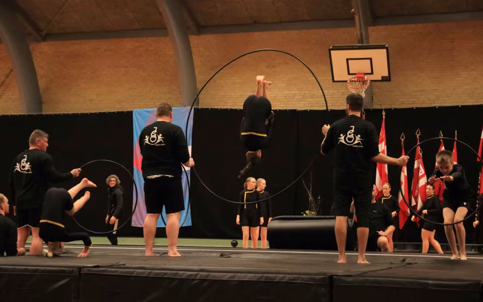 Farverig opvisning lyser Sportspark op