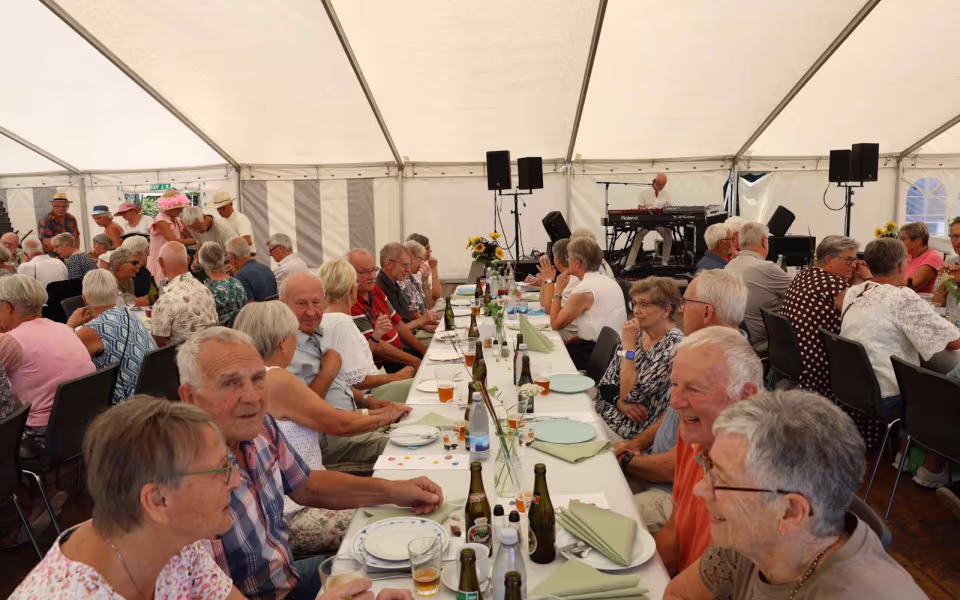 Sommerstemning og glade mennesker til sommerfest på Tistrup Stadion - Se billeder og filmklip..