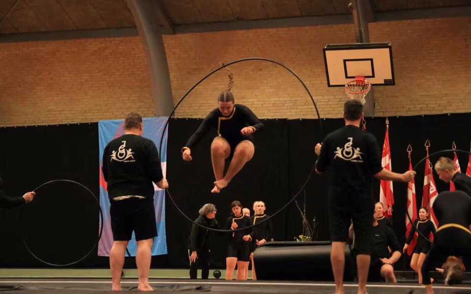 Farverig opvisning lyser Sportspark op