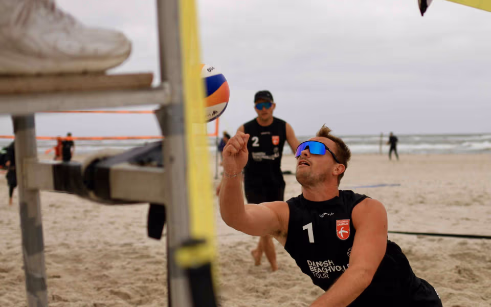 Vestenvinden udfordrer beachvolley-eliten