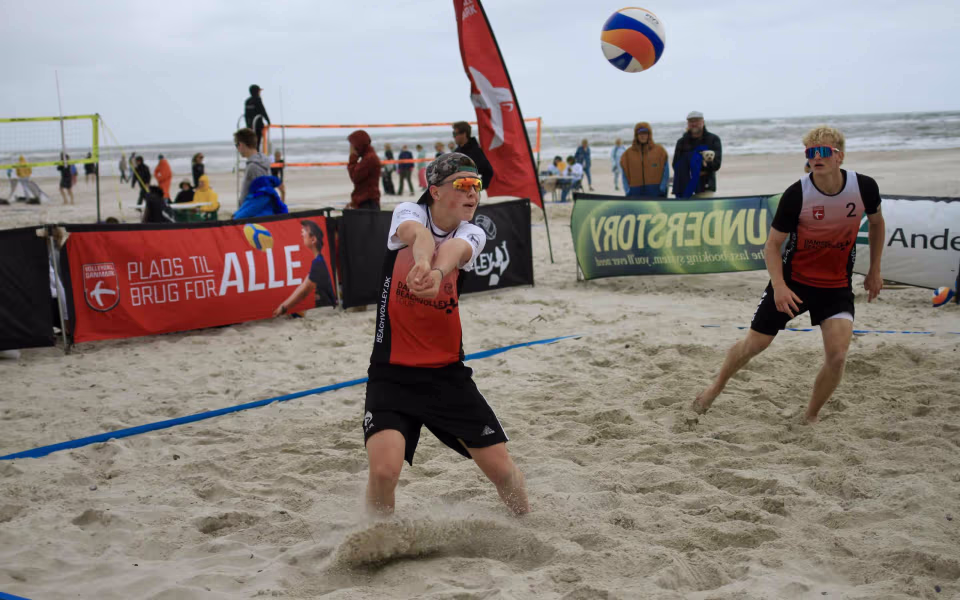 Vestenvinden udfordrer beachvolley-eliten