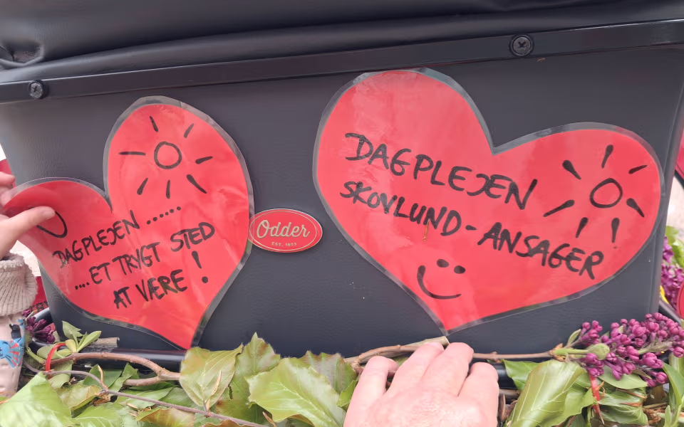 Børnene fra dagplejen spredte glæde og satte røde hjerter op rundt i Ansager for at markere Dagplejens Dag